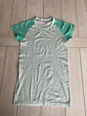 Lululemon Green Two Tone Short Sleeve Athletic Top Size 6